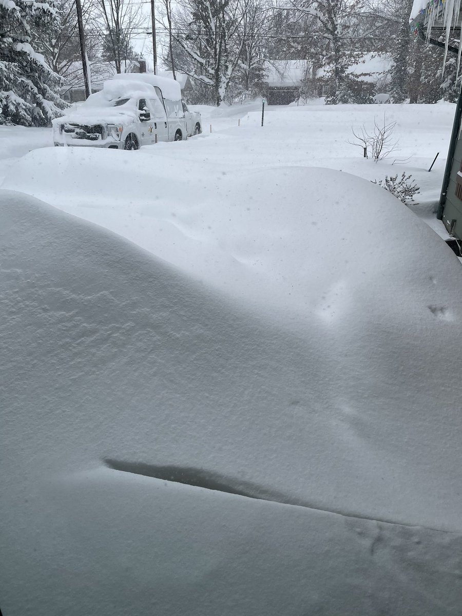 tcomstock716's tweet image. Officially in one over here. I’ve begun shoveling the roof of the house. #5ft #isignedupforthis #stillsnowing