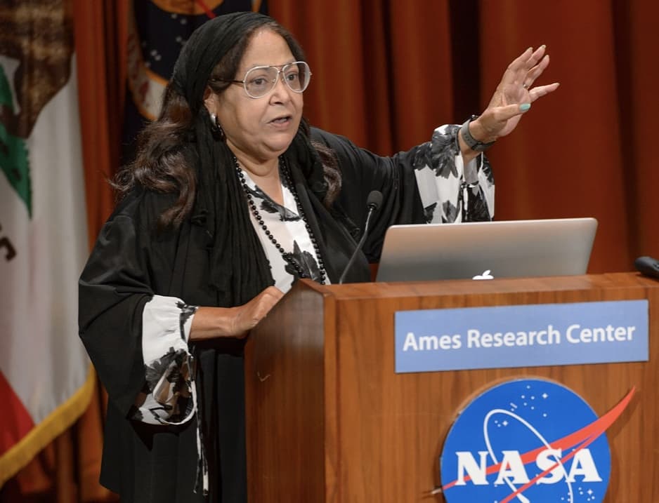 fems4STEM's tweet photo. Patricia S. Cowings is an aerospace psychophysiologist, and was the first black female scientist to be trained as an astronaut by @NASA.

#fems4STEM #aishanicole #thesteministbrand #girlscantbewhattheydontsee #representationmatters #girlsinstem #STEM #womeninstem #blackHERstory https://t.co/ck2RWSGdww
