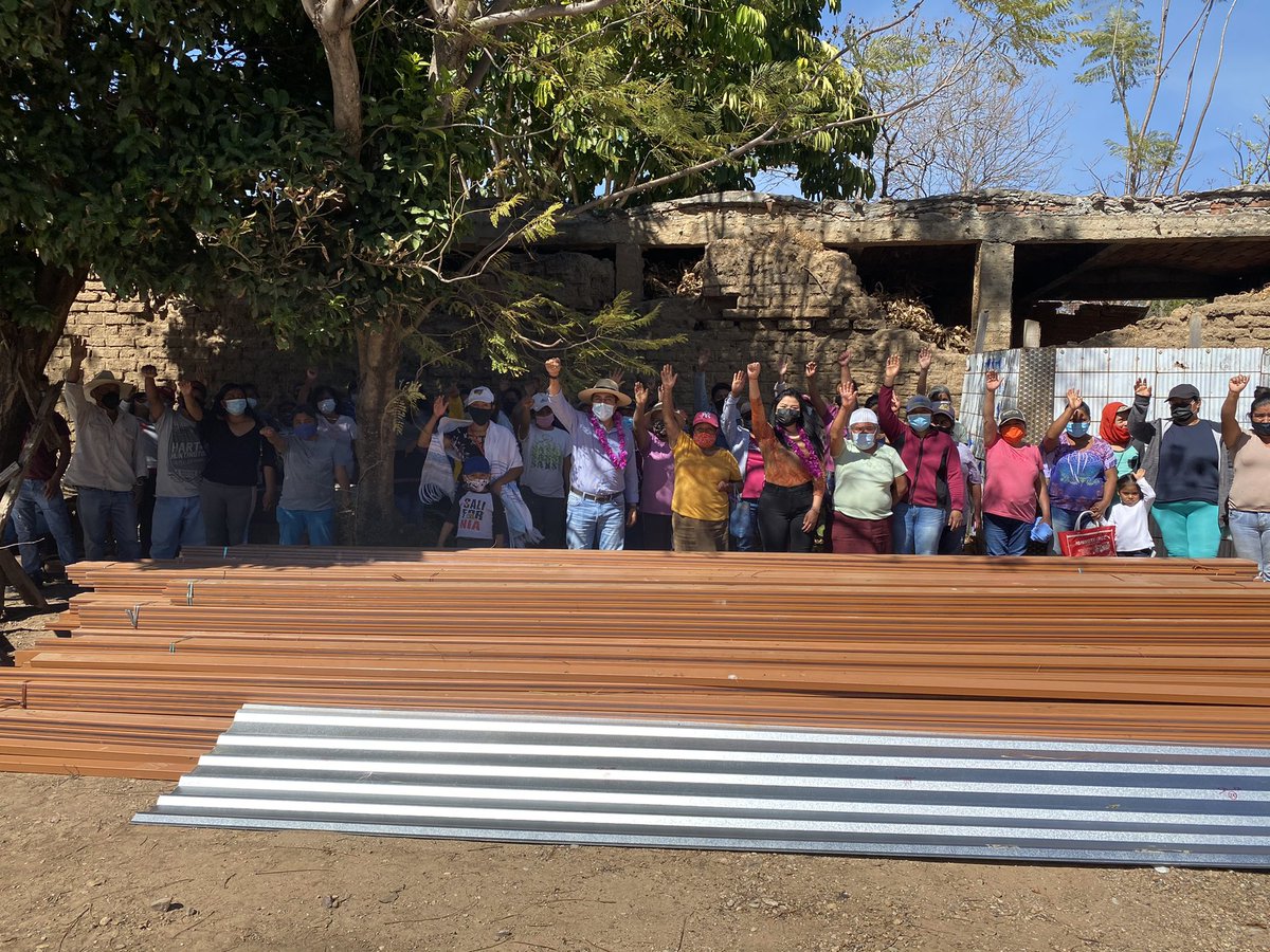 afodepoac's tweet photo. Seguimos dando respuestas a las necesidades de la gente que más lo necesita, prueba de ello, San Agustín Amatengo, Ejutla, en donde al lado de nuestra líder Ivette Jiménez Reyes, entregamos acciones que contribuyen a mejorar la calidad de vida de las #familias @alejandromurat https://t.co/motAkP5d0i