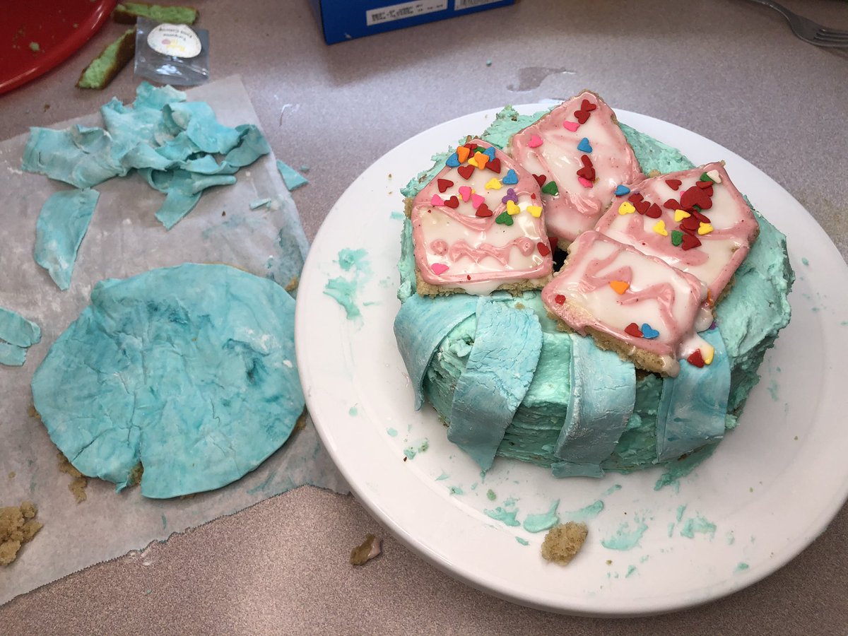 JustCallMeDreaB's tweet photo. #Netflix #NailedIt #NailedItAtHome #ToAllTheBoysIveLovedBefore What it should have been VS How mine turned out, DID I NAIL IT??? 😂🤣 Well I tried 🤷🏽‍♀️ Thanks for the fun, time to eat cake 🎂 https://t.co/TGLxtKspmg