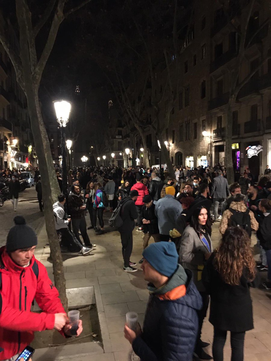 Así estaba la rambla del Born a las 21:45h👏🏻🤬
Restaurantes cerrados o con aforo y horario limitado y yo preocupado por volver antes del toque de queda.
#shame #barcelona #pandemia #noaprendemos