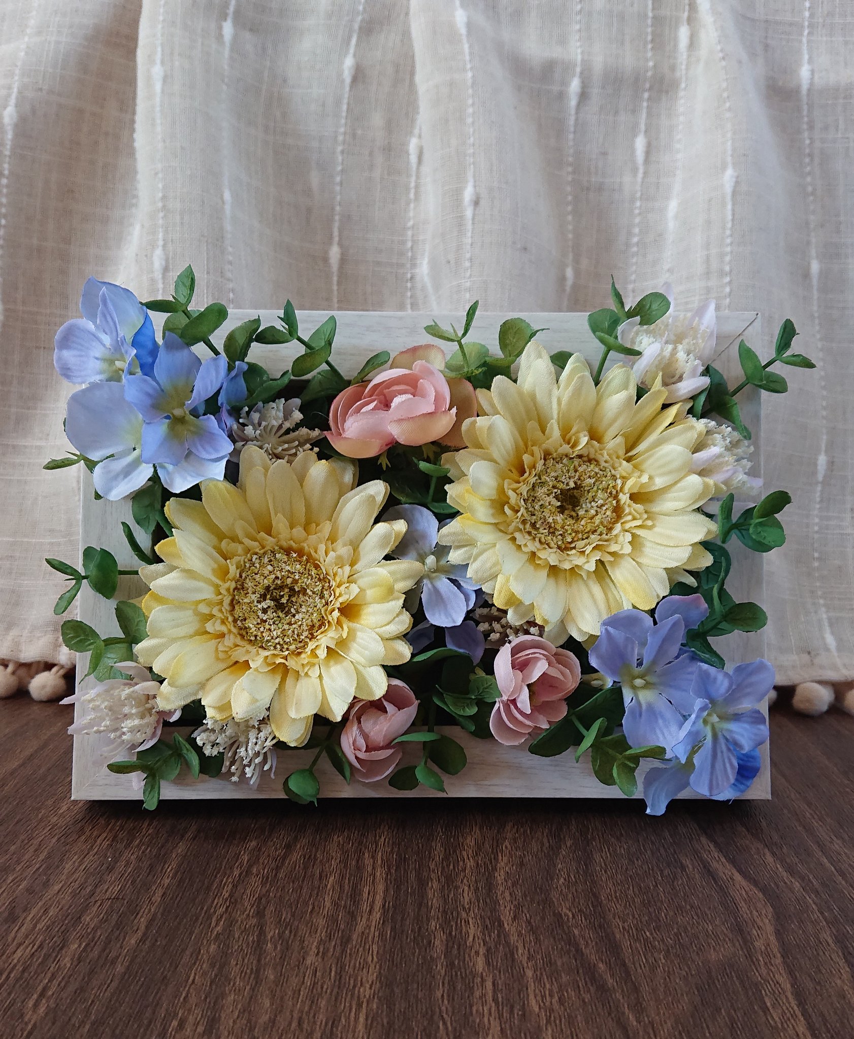 Twitter 上的 Hu Ko 春 ぼ として一日を過ごしたい 今日は春のような暖かさです 100均 ダイソー セリア 造花 造花アレンジ ガーベラ 春 フォトフレーム 木馬 花のある暮らし 趣味 インテリア T Co Axlof49uuw Twitter