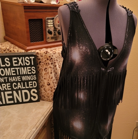 JustDeAndrea's tweet photo. So good I had to share! Check out all the items I'm loving on @Poshmarkapp #poshmark #fashion #style #shopmycloset #venus #cyrus #tpartyfashion: https://t.co/WAYGTAVaxw https://t.co/B8rxiajXoe
