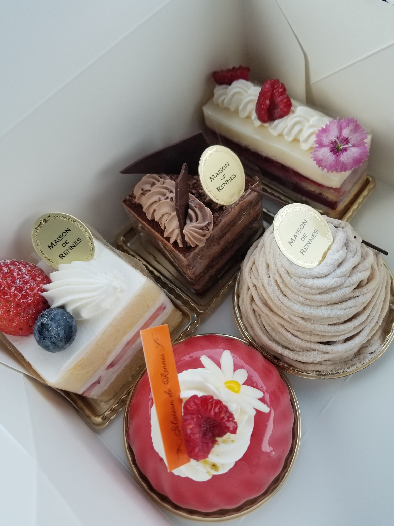 Eee 是好醤公式ジャンバサダー Bonjiri ひたちなか市のプレミアヴィラがあった場所に出来た ケーキ屋さんです 私もフォロワーさんに教えてもらって行ってきました 話題のお店でひっきりなしにお客さんが入ってましたよ 売り切れてしまう