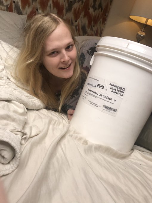 This is what a 17lb bucket filled with marshmallow fluff looks like. https://t.co/6qo7jE874N<a href="/tag/mvsales"class="tags"><span>#mvsales</span></a><a href="/tag/mvtrans"class="tags"><span>#mvtrans</span></a>