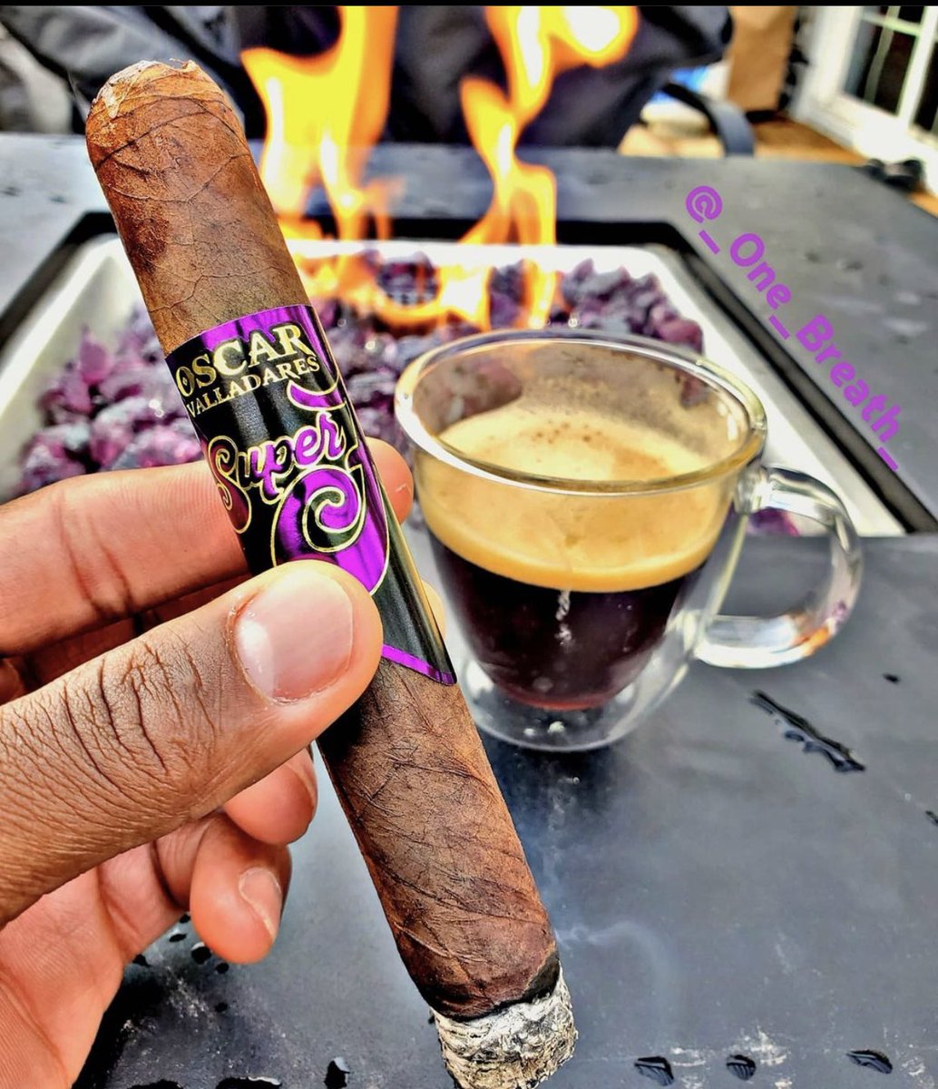 ovcigars's tweet photo. What are you smoking this evening? 
IG 📸 @_one_breath_ 
#superflycigar #superflybyoscar #superfly https://t.co/yCwYJLDFXm