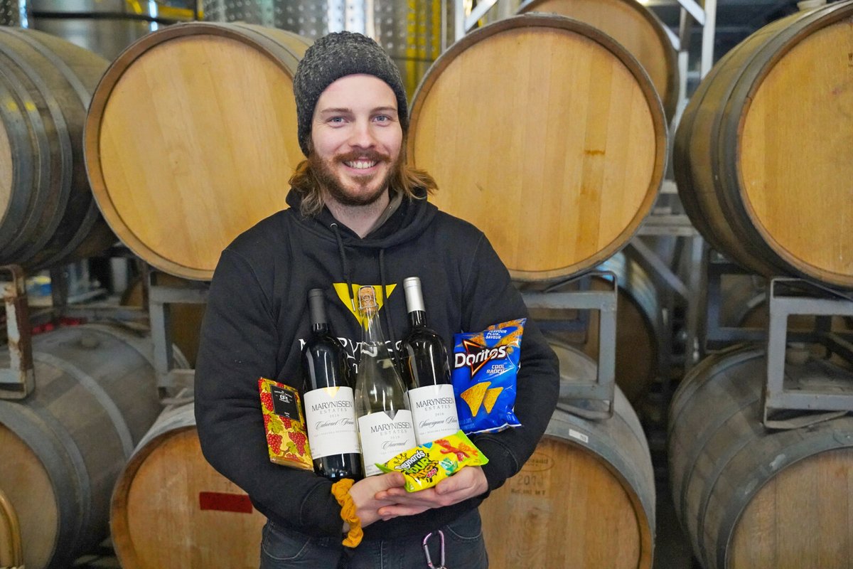 Brock alumnus pairs junk food with wine in latest online tasting event #BrockU

eriemedia.ca/brock-alumnus-…