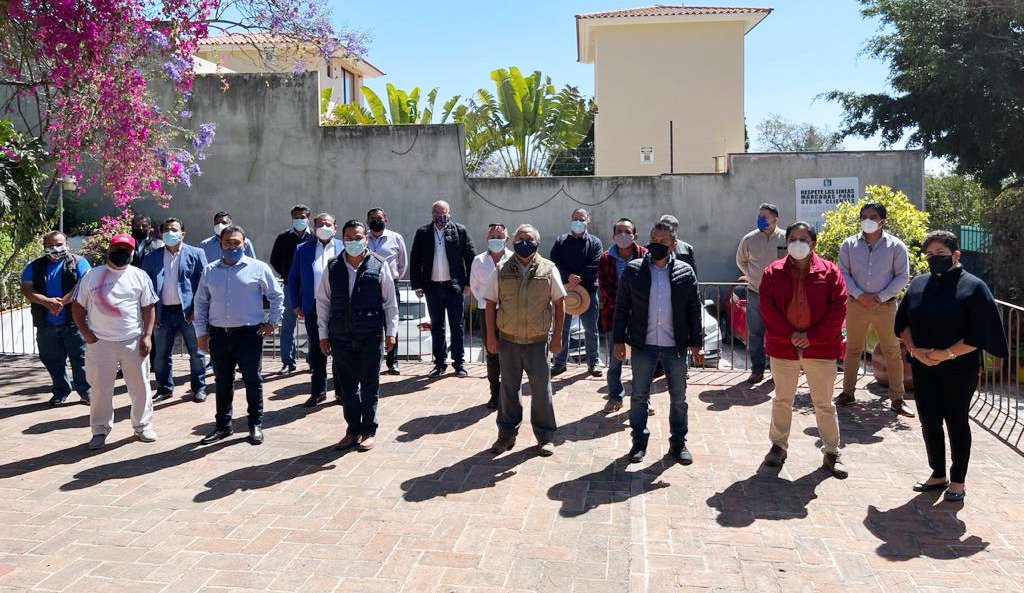 JavierVillacana's tweet photo. Como siempre, agradezco enormemente ser tomado en cuenta por mis amigos, los ex agentes municipales, para intercambiar experiencias, mismas que ante los tiempos difíciles que como sociedad enfrentamos, nos permitan revalorar nuestro quehacer ciudadano. https://t.co/zGLoDEe6Z5