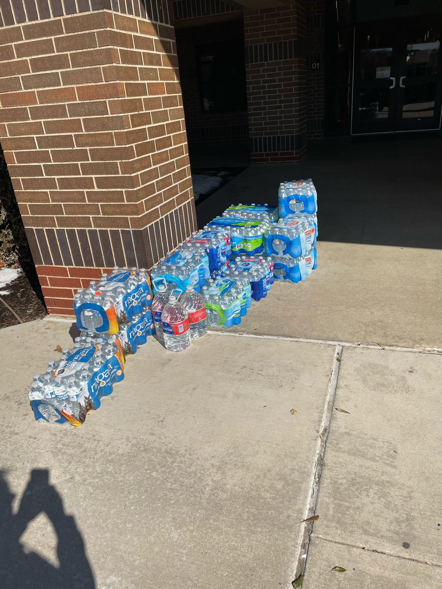 LewisvilleES's tweet photo. Pony families, we know that there’s a shortage of water in the area. If you are in need, you are welcome to take some from the front of our school. Familias Pony, sabemos que no hay agua en la zona. Si necesitan, pueden tomar alguna del frente de nuestra escuela. #ponystrong https://t.co/UV2icIUMbj