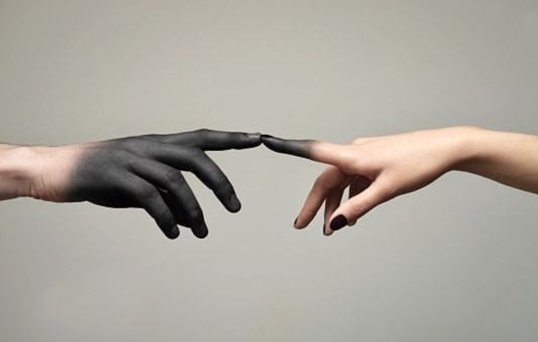 Мужская рука. Рукам так как они больше. Рукопожатие. Ладонь приветствие. Рукам так как они больше.