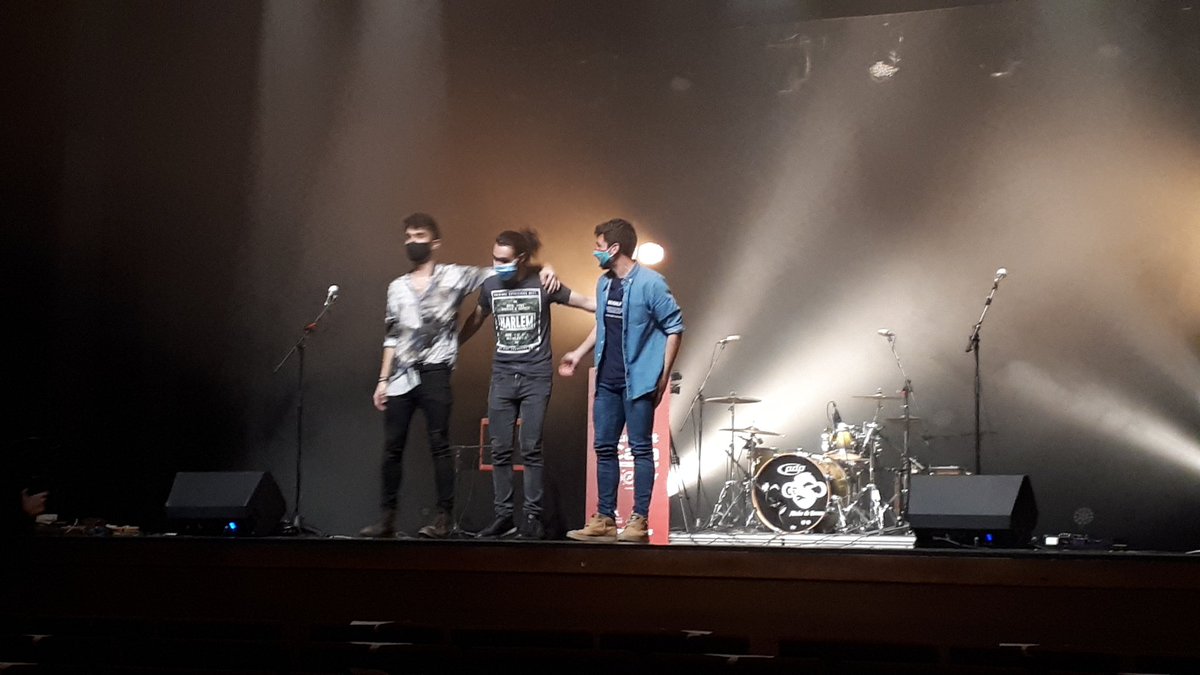 Jan_Borrell's tweet photo. "Músics de Carrer" ens ha permés gaudir d'una nova vesprada musical genial 🎶🎵 amb un repertori de temazos brutal amb la seua particular manera de versionar-les! Felicitats i gràcies pel gran concert!! 🙌 #Ontinyent #OntiFest #Cultura #Música #quedatacasa https://t.co/W5lirGgCTW