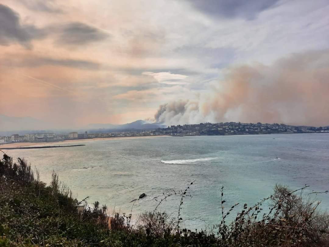 DelphineTellier's tweet photo. Encore une fois courage à nos pompiers du #SDIS64 qui vont passer une longue nuit 🙏🏼 #ascain #larhune https://t.co/Nnrk4HsHxb