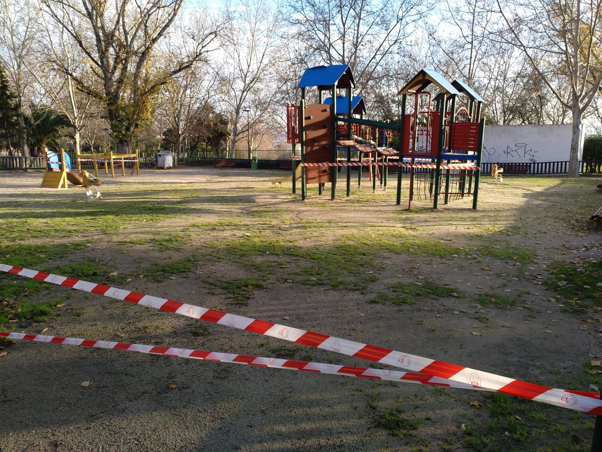Csar94737045's tweet photo. @PadreDeAutista @CristianBilba12 En San Sebastián de los Reyes las terrazas hasta arriba y los parques infantiles siguen precintados. Los niños siguen pagando los platos rotos por la mala gestión de su Ayuntamiento. https://t.co/6h2tOYYe4S