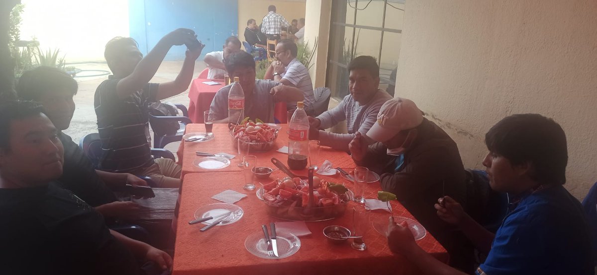 compartiendo con los amigos despues de un trabajo duro!