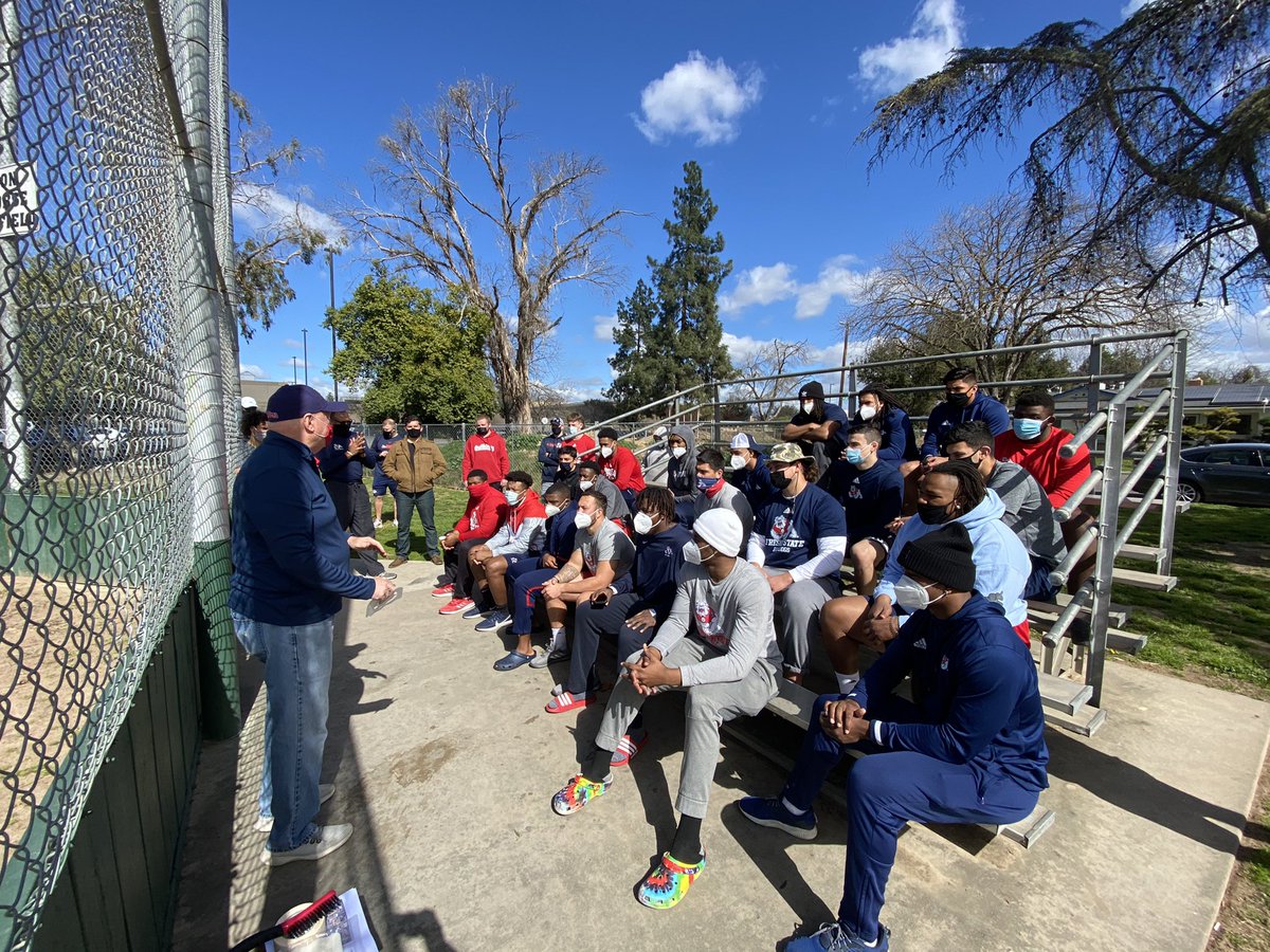 FresnoStateFB's tweet photo. 𝐔𝐧𝐢𝐭𝐲 𝐢𝐧 𝐭𝐡𝐞 𝐜𝐨𝐦𝐦𝐮𝐧𝐢𝐭𝐲 💯

The ‘Dogs were back with @BeautifyFresno today adding some 𝙘𝙪𝙧𝙗 𝙖𝙥𝙥𝙚𝙖𝙡 to a local neighborhood!

#GoDogs | #PrideOfTheValley https://t.co/E16gX7gyOz