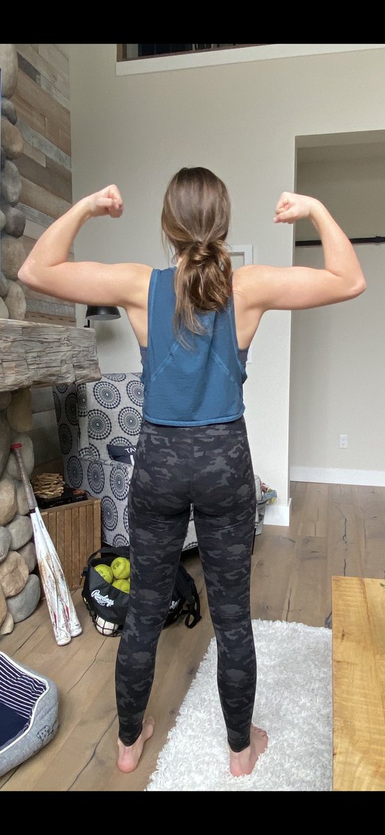 BethuneHailey's tweet photo. Showing gains from my winter workouts. 💪🥎🔥 #StrongBack #5000Pushups #IHitBombs #5ToolPlayer @Trisha_Ford @Jkolaitis3 @RussHeffley @jeffharger @CoachKvilhaug @oliviaadyan @CoachLettyO @Coach_Tina_ @UHawaiiSoftball @CoachTarr @coachbrun @NEGold515_15U @WR_Renegades https://t.co/MAnlEDkex0