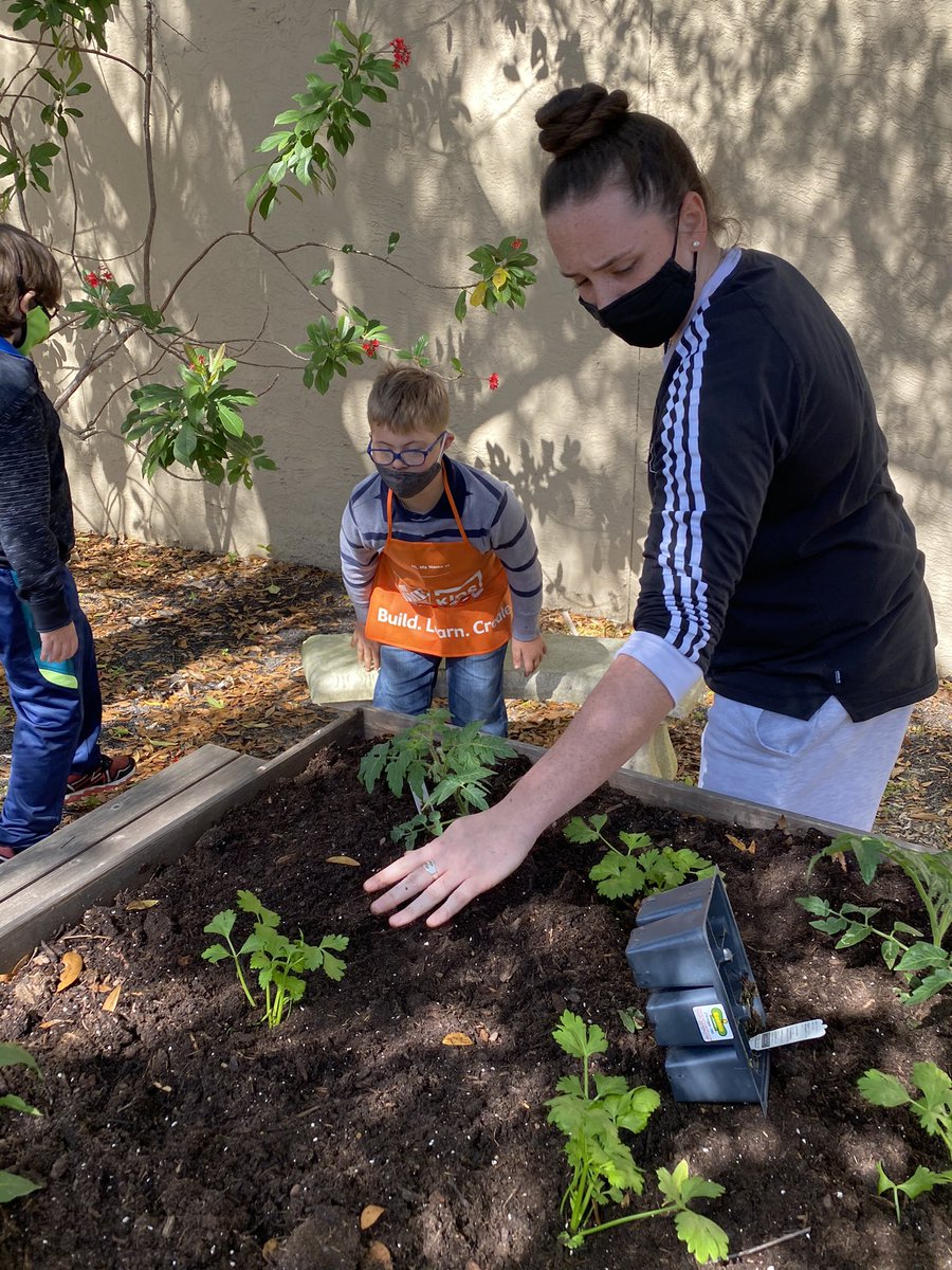 davisj21's tweet photo. Gardening is Great! But Gardening and Learning Together is Better! #PESGarden #PESFlameOfKnowledge https://t.co/MAky1DuUMQ
