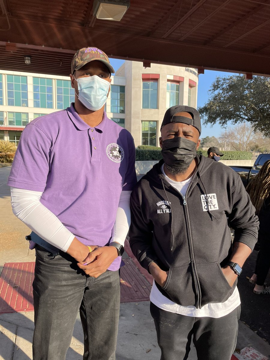 Jonathon_Randle's tweet image. Can’t express enough how grateful we are to @hardbodykiotti come to the city of Prairie View to @pvamu to pass out pizza and water to our students! In these times it truly takes a village so in his words he’s now our “pretend cousin”  #RadioBoss @PVAMUSGA @PrairieViewGov