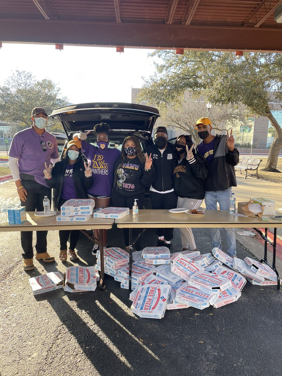 Jonathon_Randle's tweet image. Can’t express enough how grateful we are to @hardbodykiotti come to the city of Prairie View to @pvamu to pass out pizza and water to our students! In these times it truly takes a village so in his words he’s now our “pretend cousin”  #RadioBoss @PVAMUSGA @PrairieViewGov