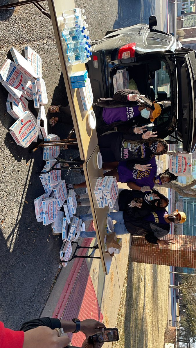 Jonathon_Randle's tweet image. Can’t express enough how grateful we are to @hardbodykiotti come to the city of Prairie View to @pvamu to pass out pizza and water to our students! In these times it truly takes a village so in his words he’s now our “pretend cousin”  #RadioBoss @PVAMUSGA @PrairieViewGov