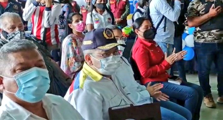 PedroDuarteCh's tweet photo. Asistimos al encuentro con la Ministra PPRIJP @gestionperfecta de visita en el #ZuliaMía junto al Gobernador @OmarPrietoGob . Apoyando el Pdte @NicolasMaduro a nuestros funcionario@s de #Policabimas en una Jornada Integral de Atención en el marco de la GM #GuardianesDeLaPatria https://t.co/TRj262ZQxx