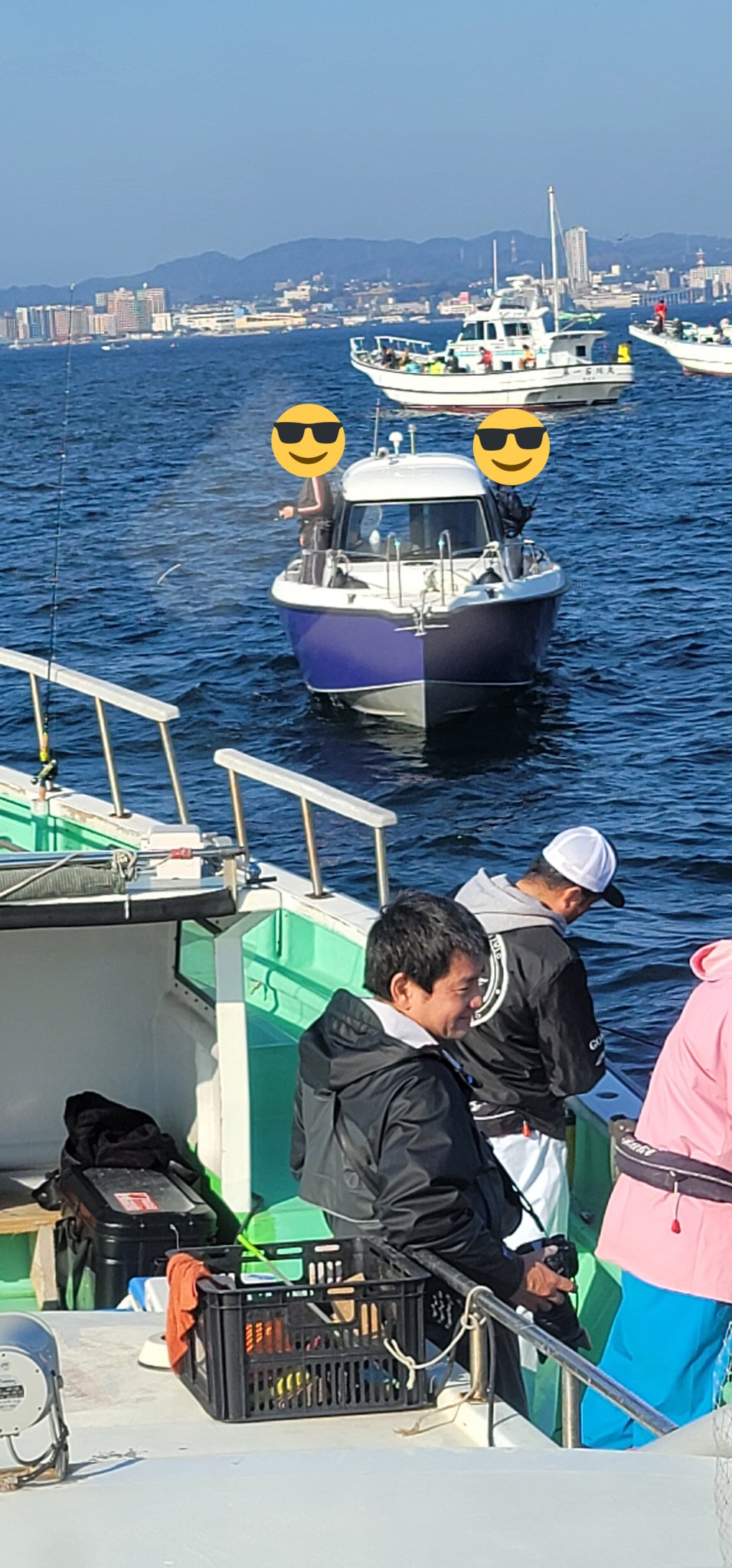 Yoshi タチウオ船団の中でこういうプレジャーボートが一番迷惑で困ります 釣りしながら操船してるから見張り不十分でかなり危ないです お願いですから タチウオ船団の中での釣りしながらの操船をやめてください