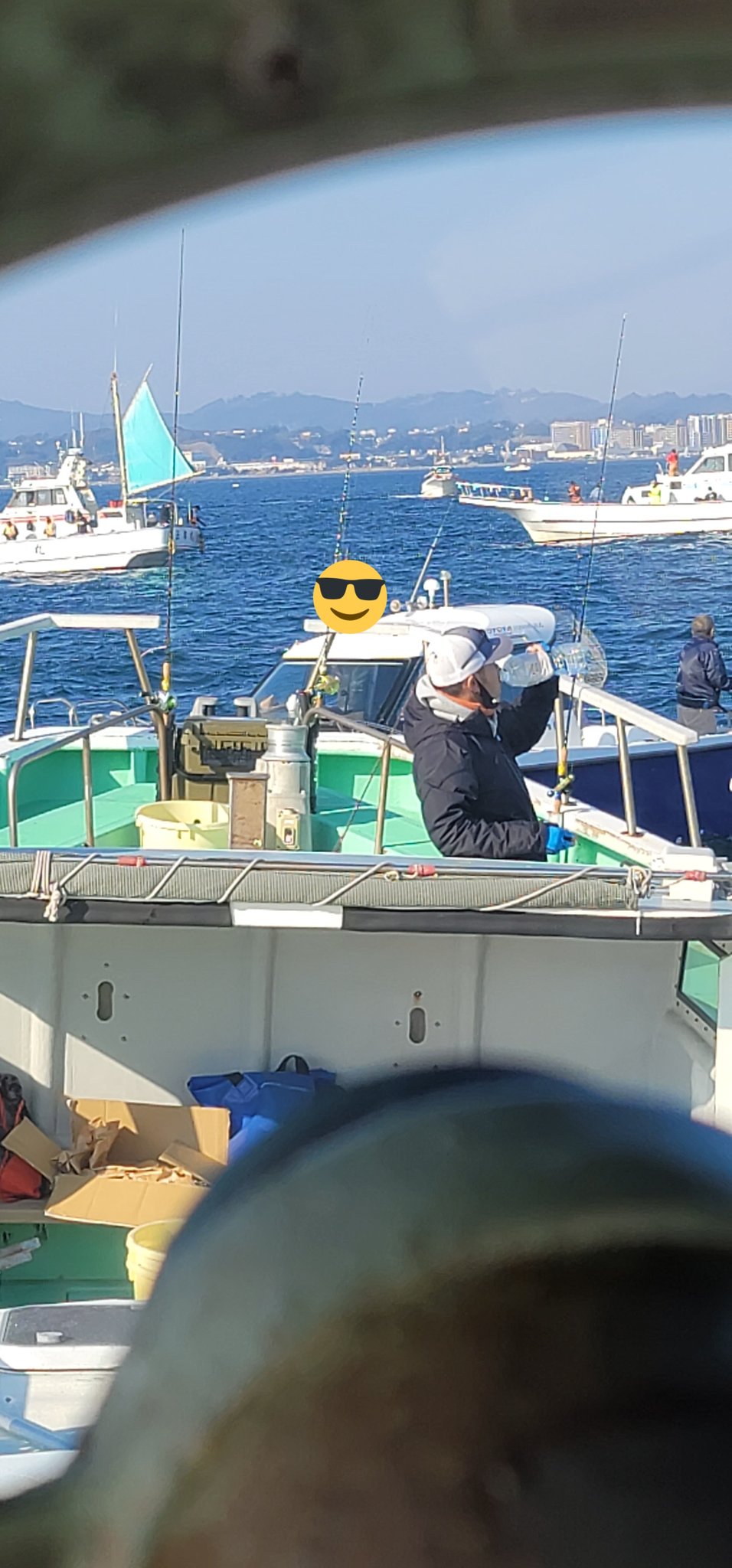 Yoshi タチウオ船団の中でこういうプレジャーボートが一番迷惑で困ります 釣りしながら操船してるから見張り不十分でかなり危ないです お願いですから タチウオ船団の中での釣りしながらの操船をやめてください