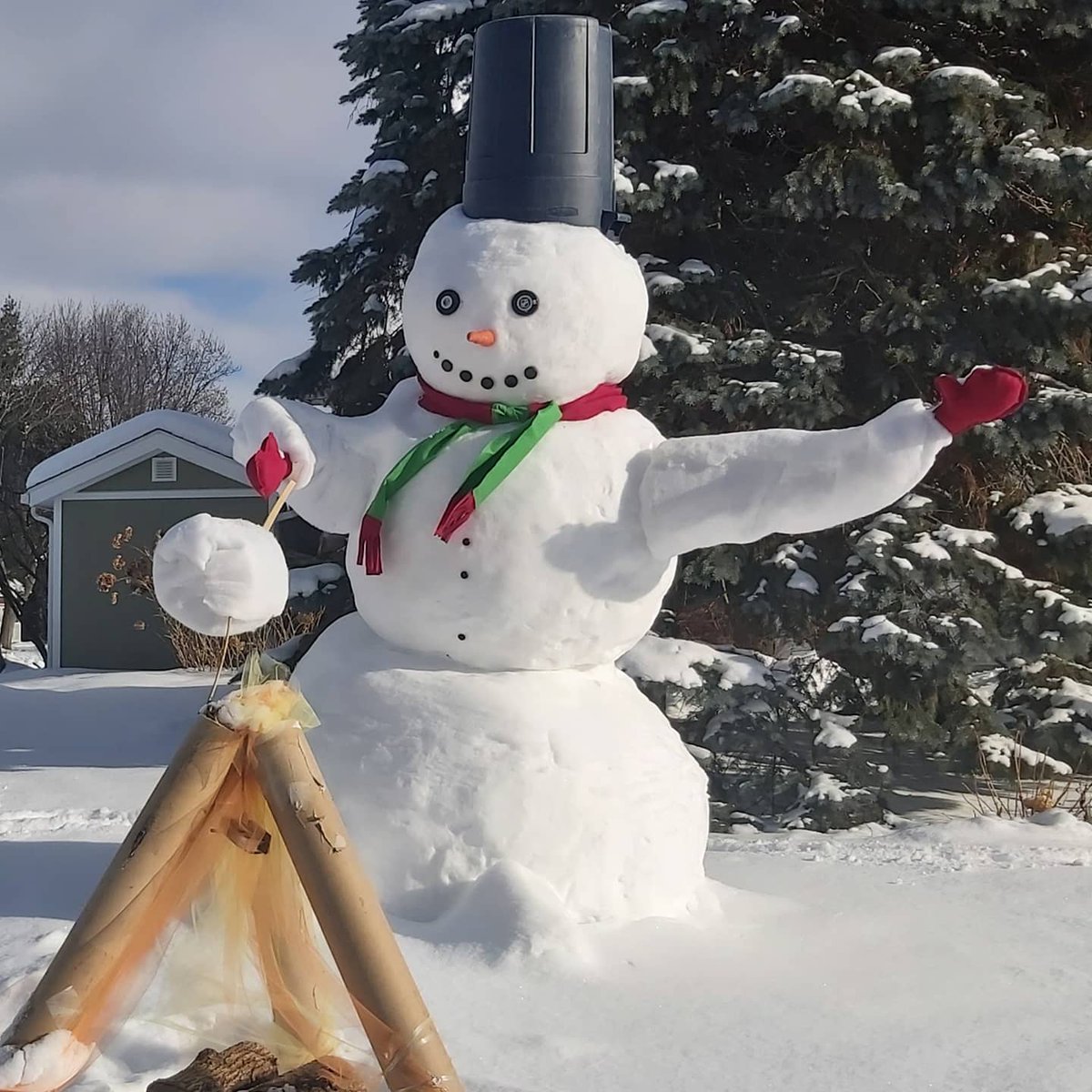 Perry The Snowman peacefilly roasting his marshmallow
#MyOttawa #snowfest613