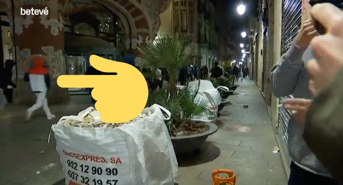 CrimsSenseBiaix's tweet photo. 🔷 Detingudes 31 persones relacionades amb els aldarulls i saquejos a Barcelona.

🔺 Més de la meitat dels detinguts són d’origen nord-africà, principalment del Marroc i Guinea, alguns tenen nacionalitat espanyola.

🔺 Aquest ha assaltat el Palau i després ha saquejat una botiga. https://t.co/TR9Edqu0ar