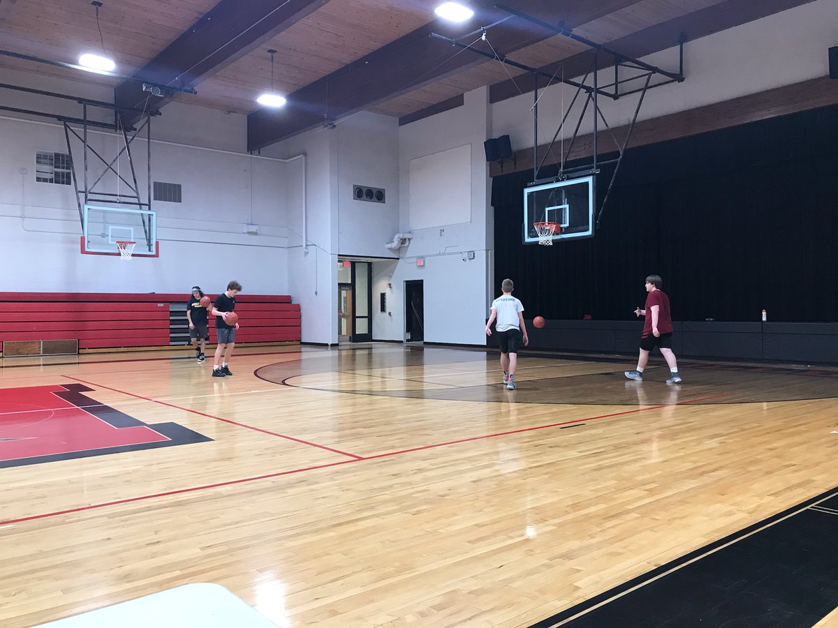 coach_thomas20's tweet photo. Love it when kids want to be in the Gym on a Saturday night to get shots up. #TheBurginWay https://t.co/P6TxBsFqA9