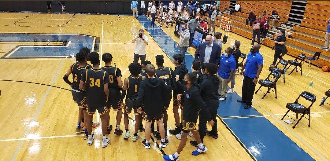 CoachMaloneFB's tweet photo. Congratulations @cshort1522 @HoochHoops for back to back region championships. Great finish down the stretch. On to the next one. @PopeBasketball @HoochHappenings
Great coaching and great execution.
#stayinthemoment
#ruleoffive
#LeaveNoDoubt
#leavealegacybehind
#Hoochfamily https://t.co/n3r77tdT3B