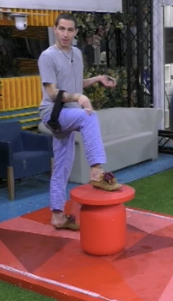 Pinewood60i's tweet photo. Trovate le differenze... #lasdrammatizzoconunjeans #èdivertente #anastasiaegenoveffa #tzvip #sovip #GFvip #gfvip5 #DisneyVip @GrandeFratello https://t.co/478iCTKW9o