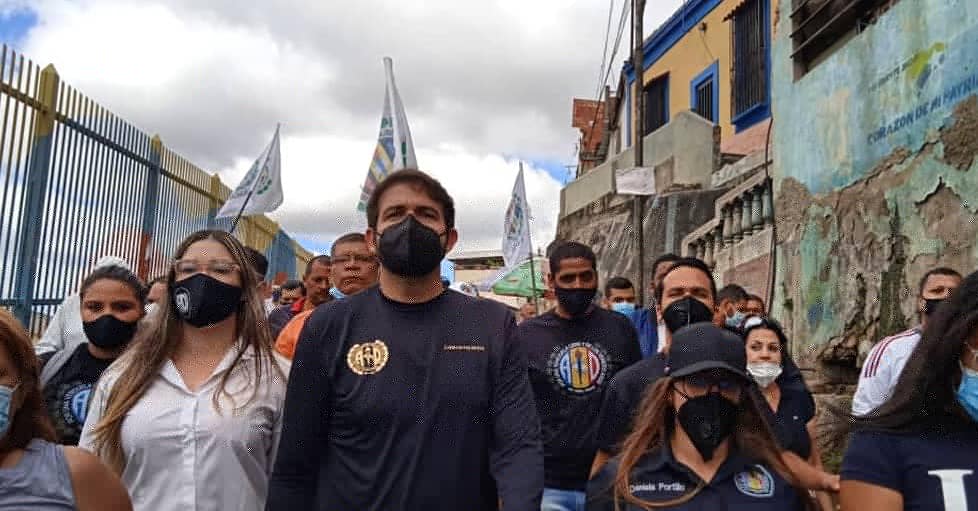 NelsonFaraco's tweet photo. #20Feb @ADemocratica con nuestro Secretario de Organización Nacional @prospericarlos, en la calle, junto a nuestra gente. Seguimos #ADelante, sin miedo, luchando por una ciudad y un país libre y de todos los venezolanos. https://t.co/oxlvkuqeFi