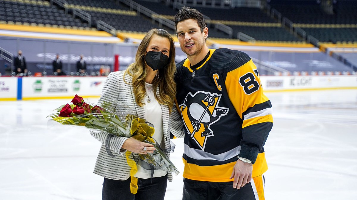 penguins's tweet photo. A night to remember 💛🖤 https://t.co/os2YBNDrxe