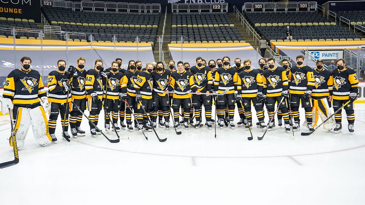 penguins's tweet photo. A night to remember 💛🖤 https://t.co/os2YBNDrxe