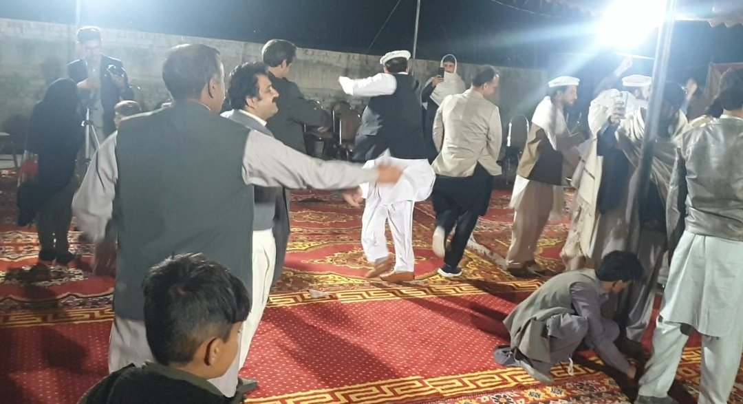 Umarswt's tweet photo. زما د کشر ورور لقمان خان دا واده په خوشحالۍ کښي راجوړ شوے خوندور سندریز ماښام. د اسفنديار مومند غږ او د ملګرو اتن.
د اے این پی سوات کلتور سیکټر ضیاء ناصر ډیره مننه.
@ziaulhaqnasir 
@Khadimhussain4 https://t.co/DjiqoSvqEs