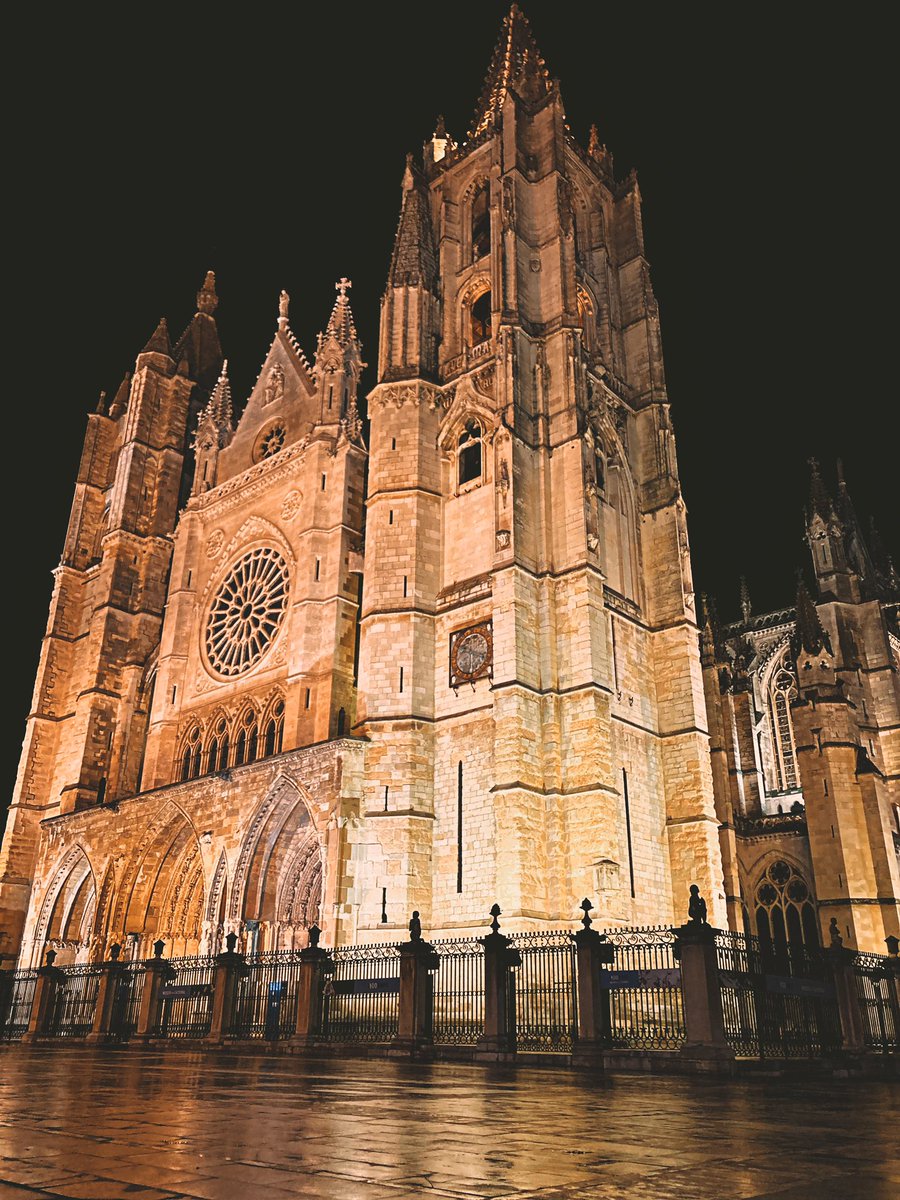 andrea_minion's tweet photo. Me vais a comparar esta catedral con cualquiera de España? Pf, en fin... https://t.co/tgWVxJcOyt