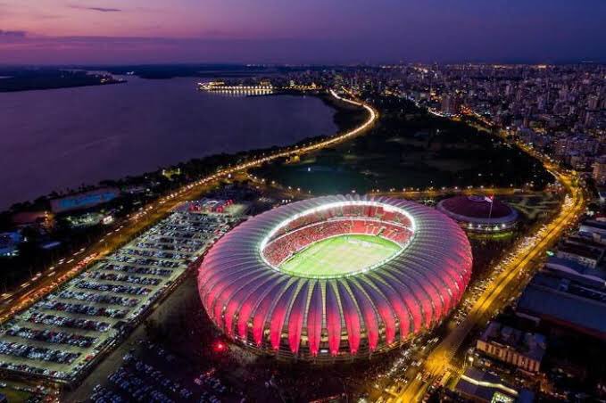 lnterDados's tweet photo. É engraçado ver a reação das torcidas adversárias com o fato de um torcedor colorado doar R$ 1 milhão para o clube.

Imagina se soubessem que essa torcida também ergueu um estádio sobre as águas?

Jamais comparem. 🔥 https://t.co/UNfF43Bczb