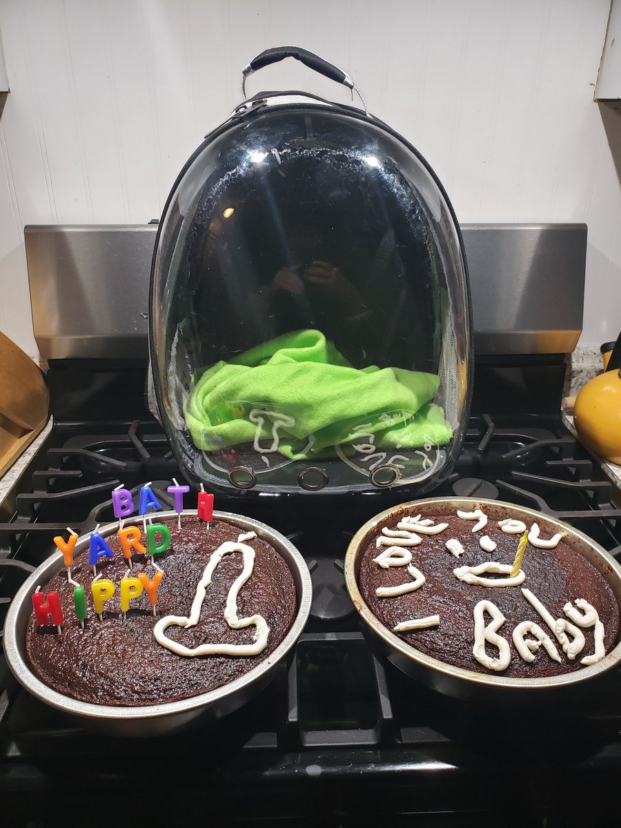 Deeptec's tweet image. Today i baked and decorated some cakes for @spudzilla1325 birthday.  Shapes nicely with the present i got her ;)