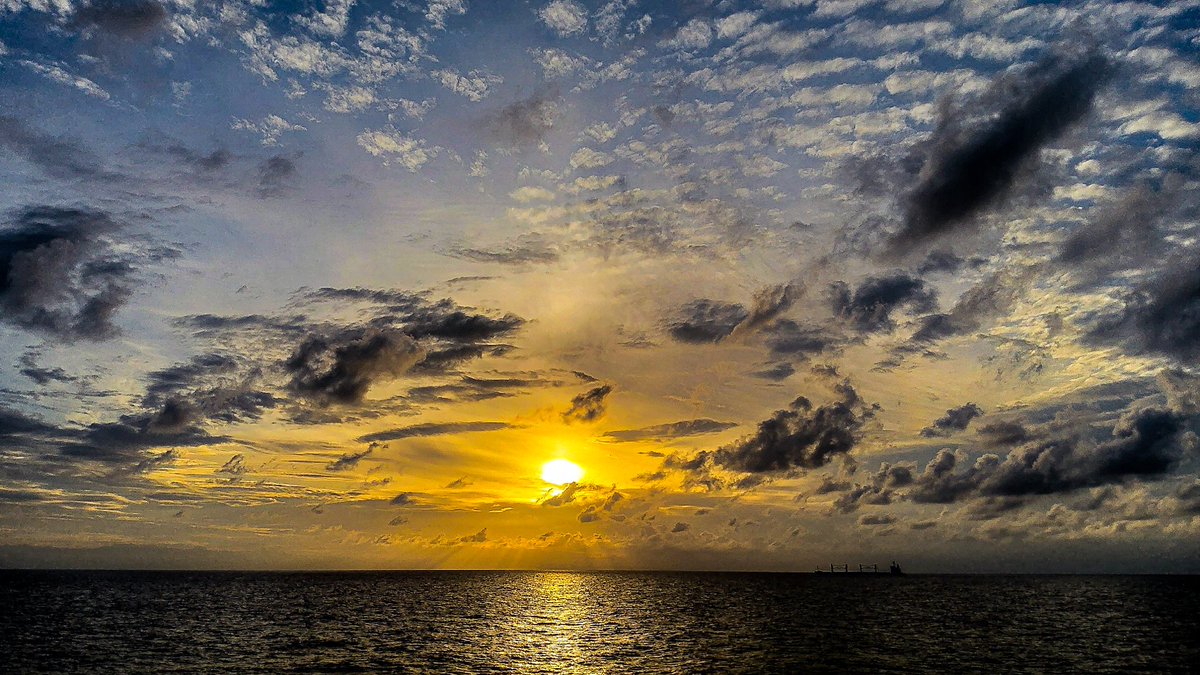 Sanjeev_Chopra7's tweet photo. Sunrise of 21st Feb
Wish and hope these early morning sun rays bring lot of pisitivity in your life and give you all many reasons to "SMILE" https://t.co/VIn7A7b2HD