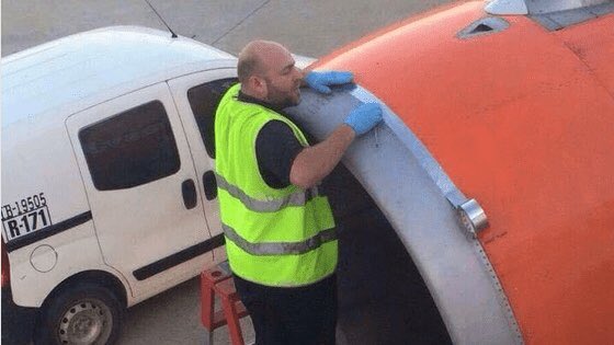 Secret footage of the maintenance guy prepping United flight 328 before takeoff today.