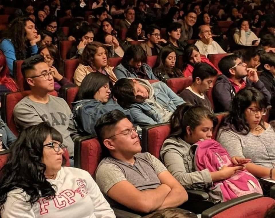 cinema_sim's tweet photo. Qual é o nome do filme que eles estão assistindo? #cinefilos https://t.co/b2aeMfS0zN