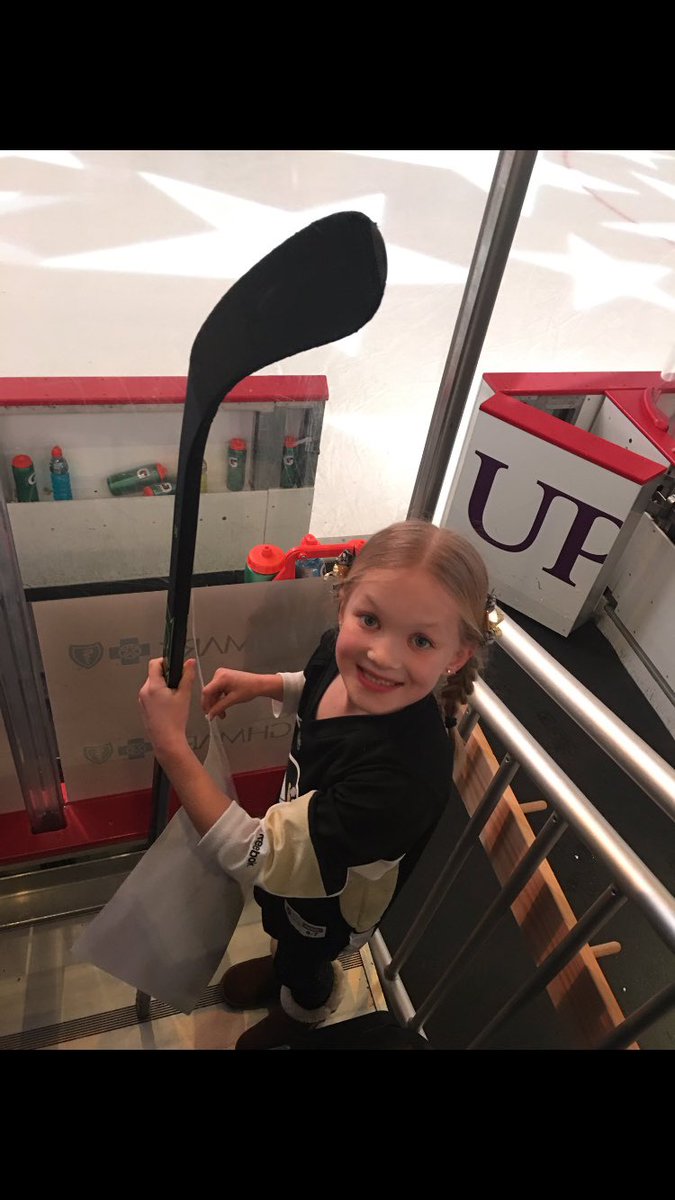 Wise1919's tweet photo. @penguins @ATTSportsNetPIT Sid is such an awesome person off the ice!! He gave my daughter this memory that she will never forget!!Congratulations Sid on 1000 games!! 
@ATTSportsNetPIT #PensBooth https://t.co/n3vObHPreK