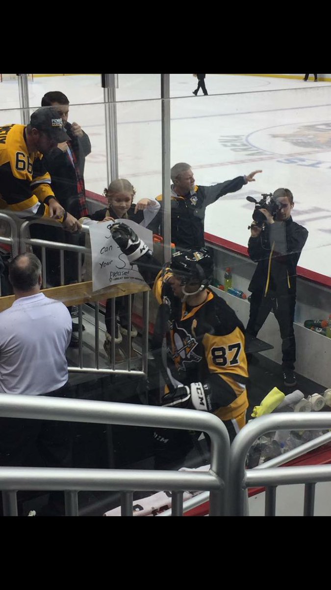 Wise1919's tweet photo. @penguins @ATTSportsNetPIT Sid is such an awesome person off the ice!! He gave my daughter this memory that she will never forget!!Congratulations Sid on 1000 games!! 
@ATTSportsNetPIT #PensBooth https://t.co/n3vObHPreK