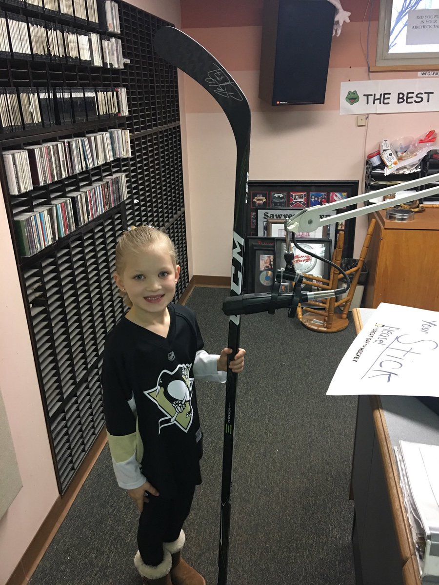Wise1919's tweet photo. @penguins @ATTSportsNetPIT Sid is such an awesome person off the ice!! He gave my daughter this memory that she will never forget!!Congratulations Sid on 1000 games!! 
@ATTSportsNetPIT #PensBooth https://t.co/n3vObHPreK
