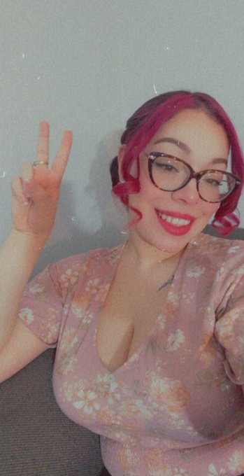 Which pair of 👓 do you like more? I'm so curious what you guys have to say 🤔 https://t.co/a3HhDBeVjv<a href="/tag/positivevibesonly"class="tags"><span>#positivevibesonly</span></a><a href="/tag/sweetheart"class="tags"><span>#sweetheart</span></a><a href="/tag/curvygirl"class="tags"><span>#curvygirl</span></a><a href="/tag/stonergirl"class="tags"><span>#stonergirl</span></a>