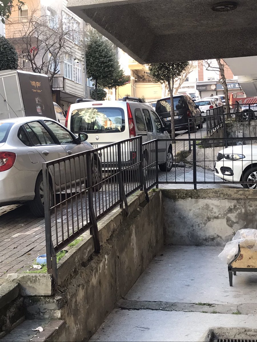 Ne yürüyecek kaldırım kaldı, ne de arabanın geçebileceği bir yol. Kaldırıma mantar duba istiyoruz lütfen. Çocuk arabasıyla yürüyebilmek eziyet oluyor. Kaldırım baştan sonra araba dolu. Siyavuşpaşa Mahallesi Pınar Sokak <a href="/BahcelievlerBel/">Bahçelievler Belediyesi 🇹🇷</a>