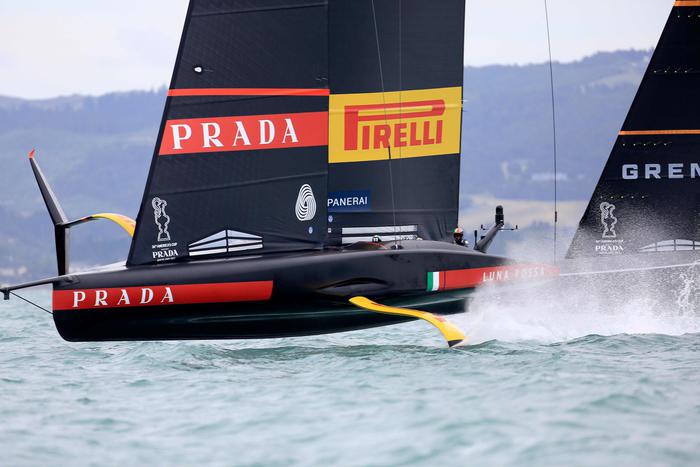 Agenzia_Ansa's tweet photo. #LunaRossa vince la Prada Cup e conquista l'accesso alla finale della Coppa America, dove affronterà Team New Zealand 
#AmericasCup
https://t.co/ommBULMNu1 https://t.co/6vxHZ4FoBs