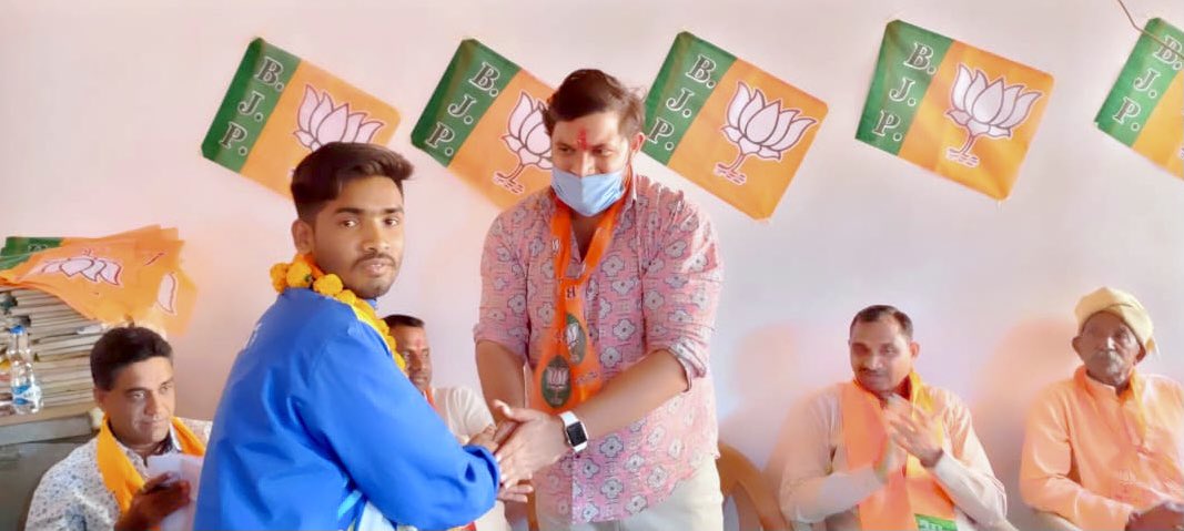 MP_Kanjari's tweet image. Met Rathwa Rajeshbhai Govindbhai, an athlete from Gingari village, during the election campaign at #Ghoghamba  It is a matter of pride for all of us that a son of such a remote village in our area could achieve such a great achievement. @KhelMahakumbh @narendramodi @CRPaatil