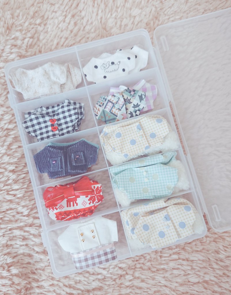 かんな ぬい服の収納に使えるかな とおもって買ったキャンドゥのケースがぴったりで感動した 洋服 3枚重ねて入れられたし丈の長い服も収まった このシリーズ重ねて収納出来るから省スペースにもなる ありがとうキャンドゥ愛してる